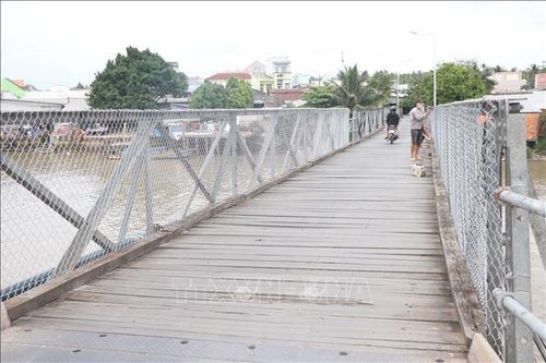 Làm rào chắn lan can cầu Mỹ Thạnh sau tai nạn người rớt xuống sông tử vong