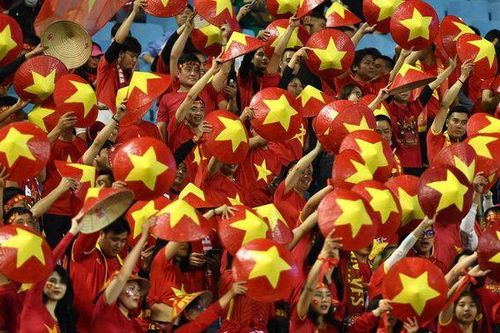 CĐV Việt Nam phủ kín sân Mỹ Đình, vỡ òa khi ĐT Việt Nam dẫn trước Indonesia trong trận bán kết lượt về