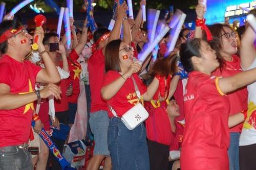 TP.HCM: Hàng nghìn người ở Phố đi bộ Nguyễn Huệ 'vỡ òa' trước chiến thắng của đội tuyển Việt Nam