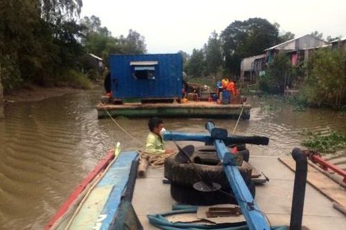 Lực lượng cứu hộ đã lấy đất 1 phía vách xuống độ sâu khoảng 13 - 14m
