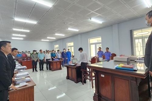 Xét xử 7 cán bộ thông đồng hợp thức hóa hơn 2,5ha đất công