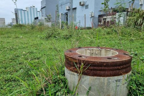 Hàng chục hố trụ bê tông nguy hiểm tồn tại ngay khu dân cư tại Đà Nẵng