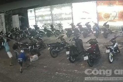 Điều tra vụ nhóm thanh niên cầm hung khí truy sát người trước quán bar