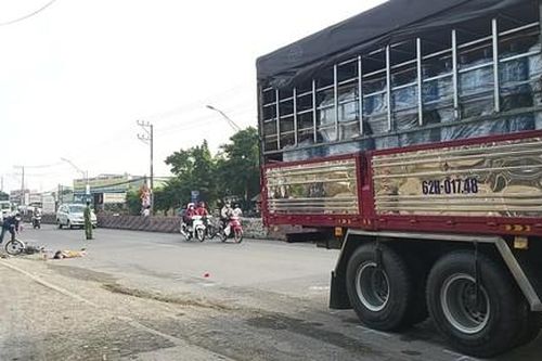Xe tải va chạm xe đạp điện, một phụ nữ tử vong tại chỗ