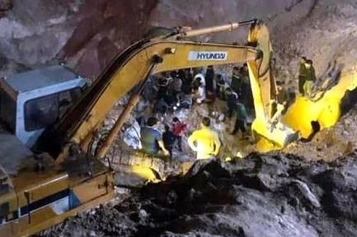 Sạt mỏ đất khiến tài xế lái máy xúc thiệt mạng