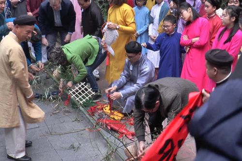 Tái hiện nghi lễ dựng cây nêu đón Tết ở phố cổ Hà Nội