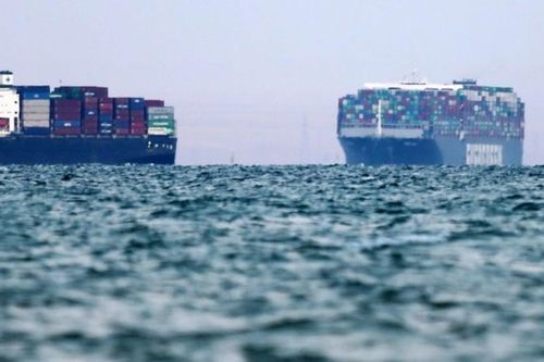 Tàu chở ngũ cốc Ukraine mắc cạn ở kênh đào Suez