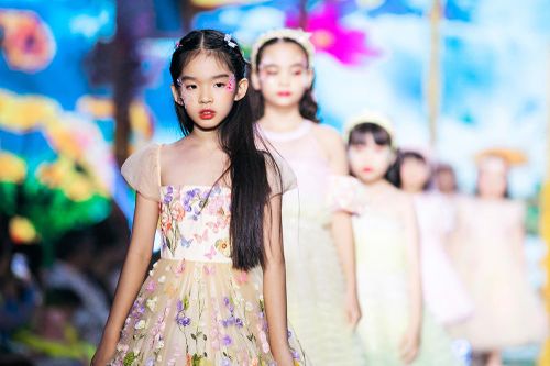 Con gái 9 tuổi của Xuân Lan thần thái sắc lạnh khi diễn thời trang