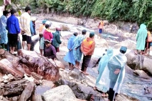 Quảng Nam: Học sinh lớp 3 trượt chân mất tích dưới suối