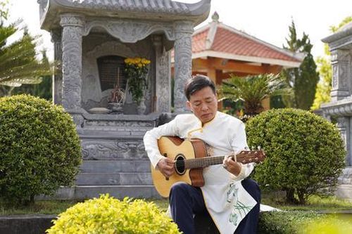 Xúc động người đàn ông gảy đàn bên mộ người vợ quá cố trong lễ tạ mộ cuối năm