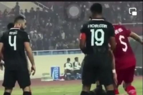 Cầu thủ ĐT Indonesia ngã ăn vạ khi đứng cạnh Văn Hậu đúng ra phải bị phạt thế nào theo luật?