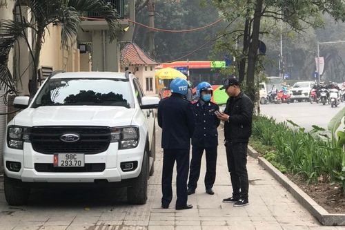 Khuyến cáo người dân không gửi xe ô tô tự phát trên hè, xung quanh Bệnh viện đa khoa Xanh-Pôn