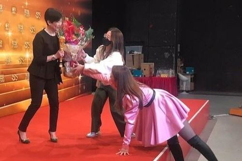 Á hậu Lữ Tuệ Nghi bị chỉ trích vì hành động phản cảm
