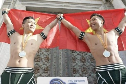 Quốc Cơ - Quốc Nghiệp chinh phục kỷ lục cuối cùng của sự nghiệp