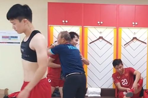 Phòng thay đồ tuyển Việt Nam sau trận thắng Indonesia