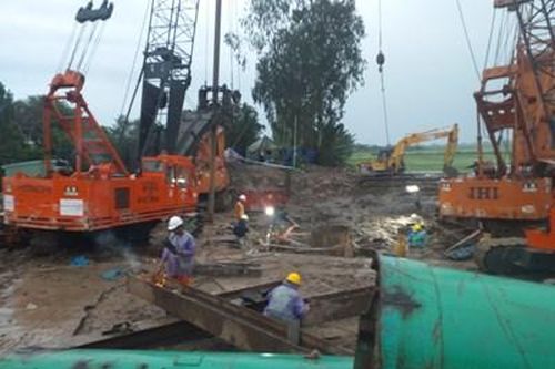 Bé trai rơi vào trụ bê tông: Mưa lớn kéo dài gây khó khăn cho công tác cứu hộ