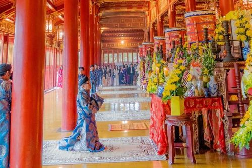 Nhiều trưởng làng dâng hương tại lễ húy kỵ vua Gia Long