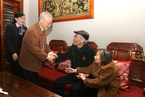 Tổng Bí thư Nguyễn Phú Trọng thăm gia đình chính sách tại Thái Nguyên