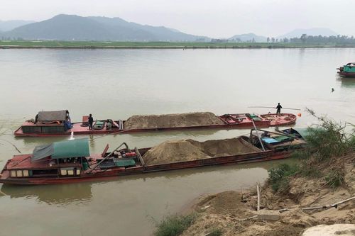 Khai thác cát sai phép, 2 doanh nghiệp bị phạt gần 2 tỷ đồng