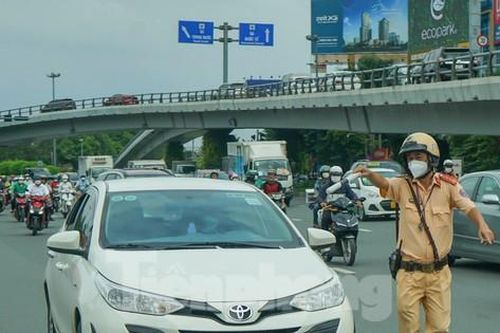 Xử phạt nhiều xe kinh doanh tại 'điểm nóng' ra vào sân bay Tân Sơn Nhất