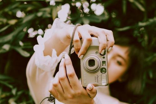 Gen Z say mê trào lưu chụp ảnh bằng máy kỹ thuật số
