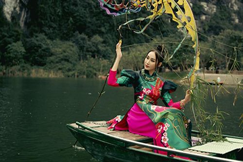 Hoa khôi Đoàn Hồng Trang tái hiện văn hóa cây nêu ngày Tết
