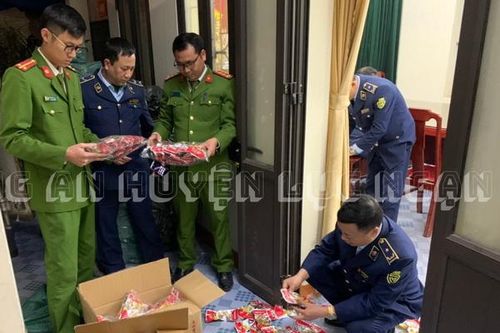 Bắc Giang: Phát hiện ôtô chở hai tấn chân gà không rõ nguồn gốc