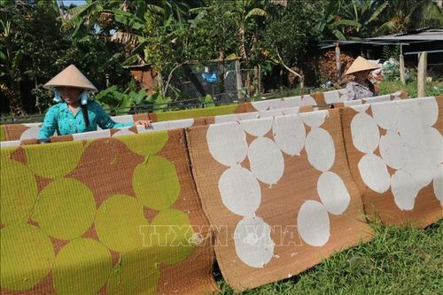 Làng nghề bánh phồng Cái Bè tất bật vụ Tết