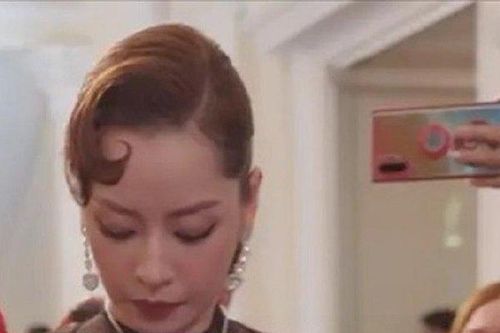 Chi Pu kém duyên với trang phục xuyên thấu, phải che chắn vì sợ lộ phần nhạy cảm