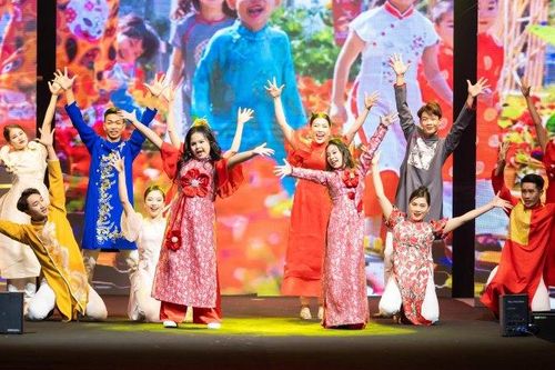 80 người mẫu trình diễn trong Xuân đất Tổ