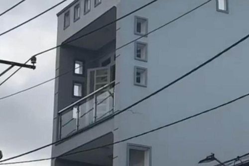 Xông vào căn phòng kín bưng đang bốc khói, người dân phát hiện cảnh tượng đau lòng
