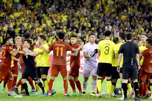 Nhà vô địch rơi đài?