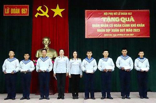 Lữ đoàn 957, Vùng 4 Hải quân tặng quà cho các gia đình chính sách và quân nhân khó khăn