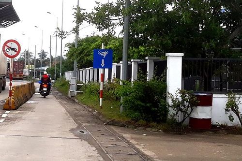 Biển báo giao thông bị treo ngược