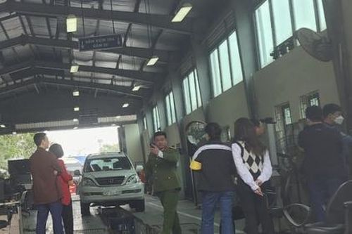 Cảnh sát phong tỏa Trung tâm đăng kiểm ở Mỹ Đình