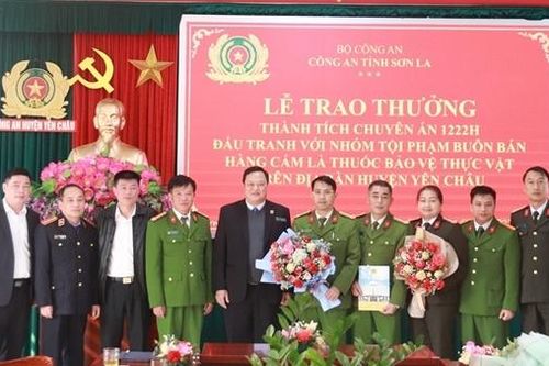 Công an Sơn La khen thưởng Ban chuyên án triệt phá đường dây buôn bán hàng cấm
