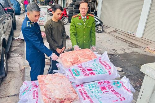 Phát hiện thêm 1 tấn nầm lợn thối đang trên đường đi tiêu thụ