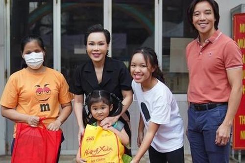 Gia đình Việt Hương mang quà Tết đến với người nghèo