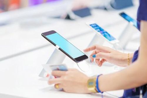 Chồng lộ bản tính ki bo, bạo lực khi cùng vợ đi mua điện thoại