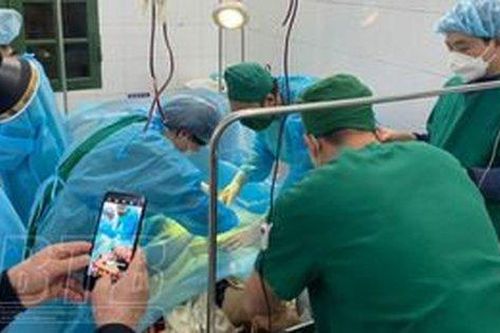 Ca mổ hi hữu trong đêm tại Trạm Y tế xã cứu sống nữ bệnh nhân chửa ngoài tử cung bị vỡ