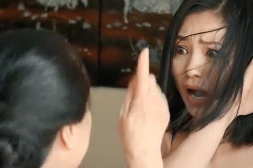 Nhìn cảnh mẹ chồng lục tung giỏ quà Tết tôi mua để biếu bố mẹ đẻ mà uất ức nhưng không dám khóc