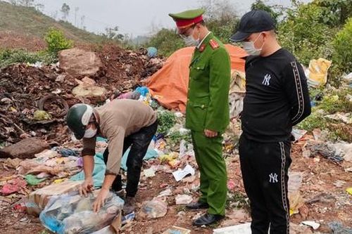 Hàng tấn thực phẩm bốc mùi hôi thối bị bắt giữ trên đường đi tiêu thụ