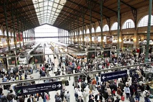 Tấn công bằng dao tại nhà ga tàu hỏa ở trung tâm Thủ đô Paris, Pháp