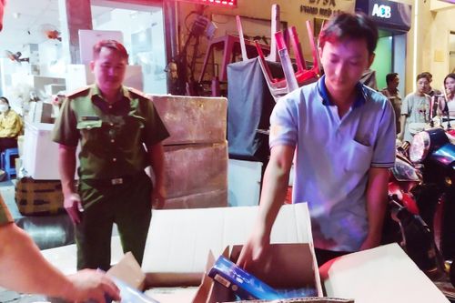 Hãng xe khách ở TP.HCM chứa hàng trăm cây thuốc lá, nghi nhập lậu