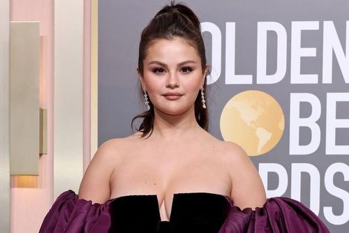 Selena Gomez mặc đầm cúp ngực trên thảm đỏ Quả cầu Vàng