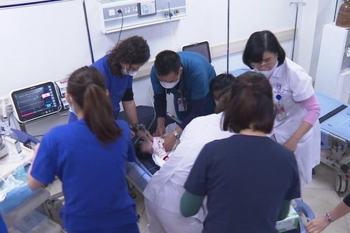 Trẻ 2 tháng tuổi ngừng tim sau 3 ngày sốt cao
