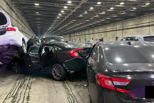 Xe Tesla tự lái gây tai nạn liên hoàn ở Mỹ