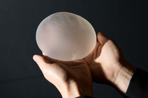 Nâng ngực không còn là loại phẫu thuật thẩm mỹ phổ biến nhất thế giới