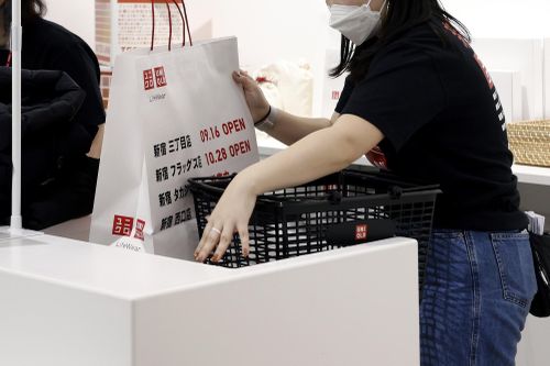 Uniqlo tăng 40% lương cho nhân viên tại Nhật Bản