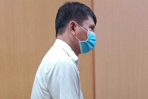 Mang nước tiểu đi đánh ghen, người đàn ông bị đá vào mặt